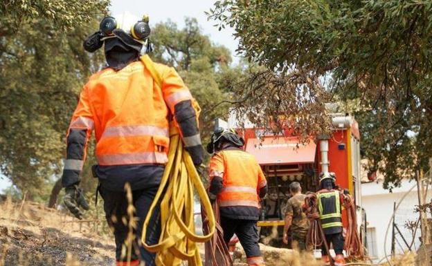 Efectivos de los bomberos trabajan en la zona. 