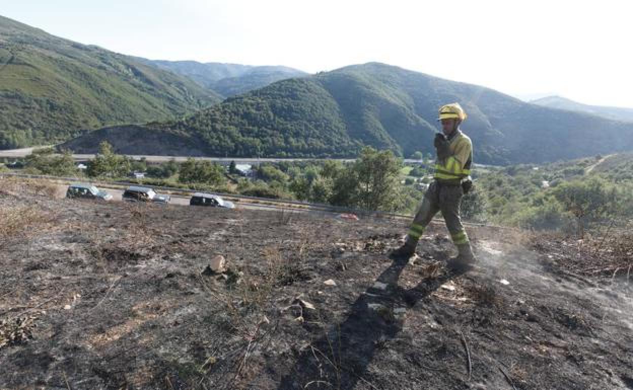 Imagen de archivo de un efectivo en una zona atacada por el fuego.