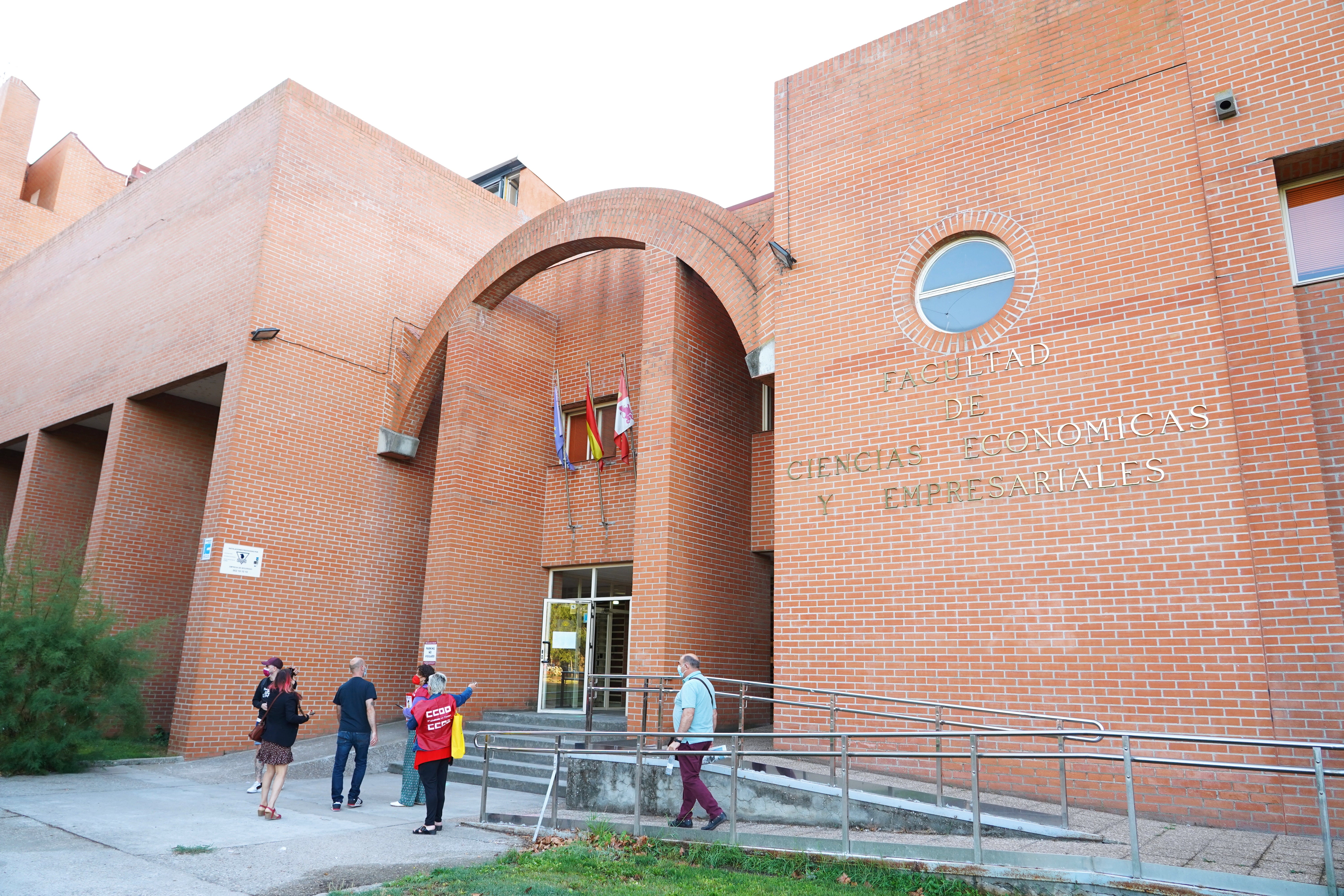 Casi 5.500 personas en Castilla y León se examinan para optar a uno de los 3.381 puestos fijos que ha convocado la compañía.