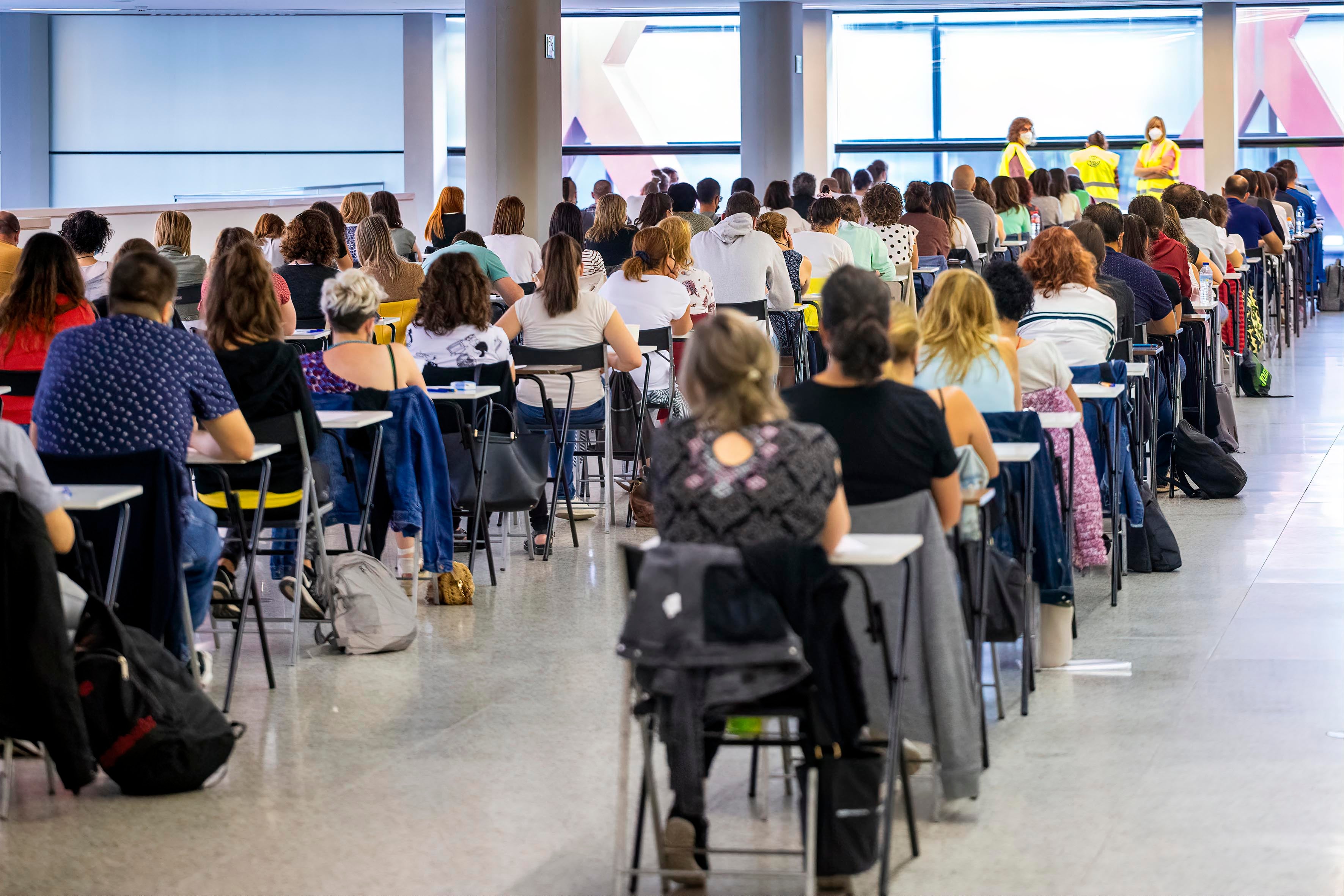 Casi 5.500 personas en Castilla y León se examinan para optar a uno de los 3.381 puestos fijos que ha convocado la compañía.