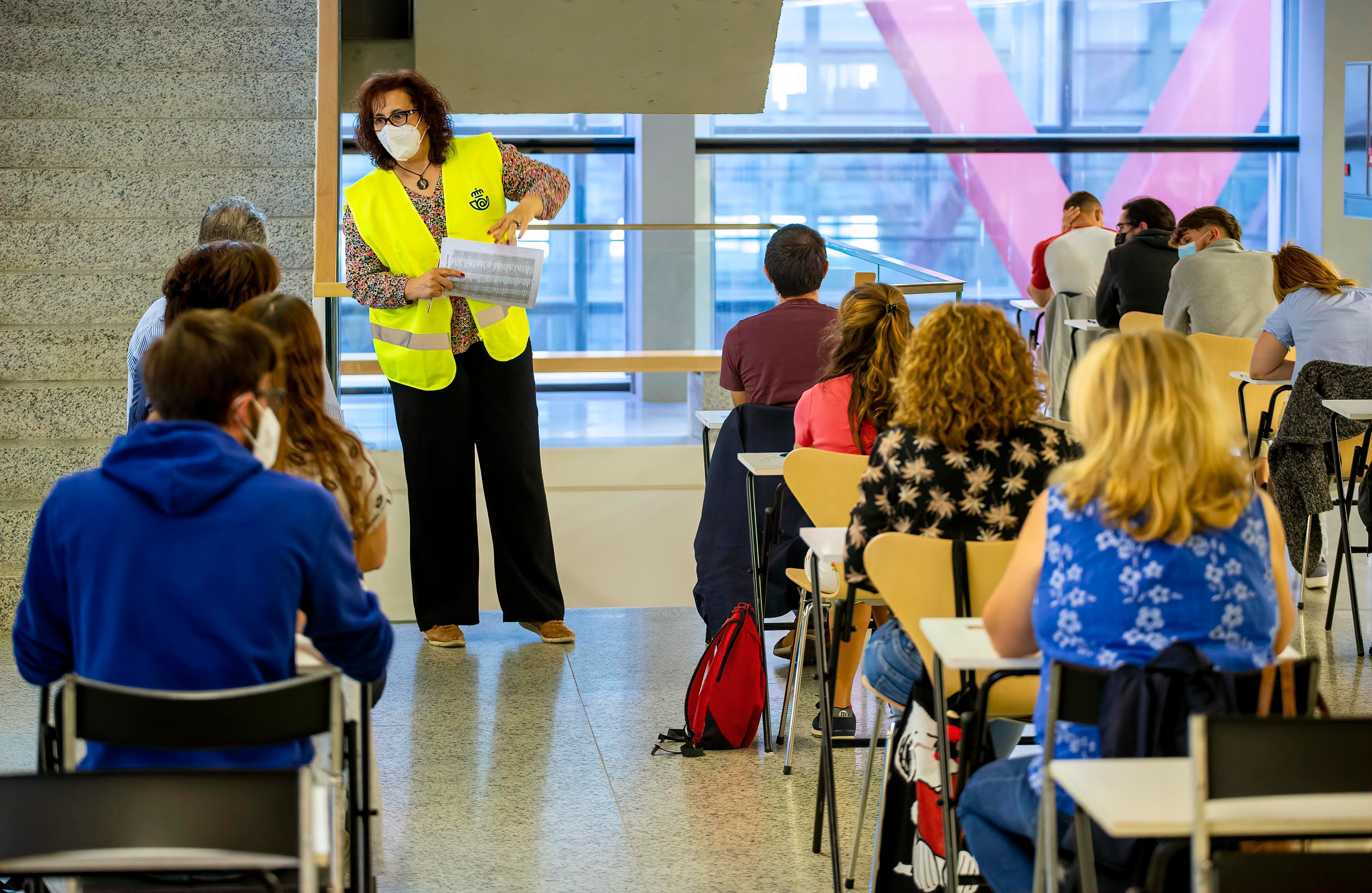 Casi 5.500 personas en Castilla y León se examinan para optar a uno de los 3.381 puestos fijos que ha convocado la compañía.