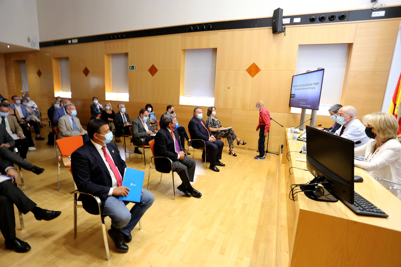 La consejera de Sanidad, Verónica Casado, se reúne con los presidentes de las diputaciones provinciales de Castilla y León para analizar la situación de la Atención Primaria en la Comunidad. Asiste, el vicepresidente de la Junta, Francisco Igea.