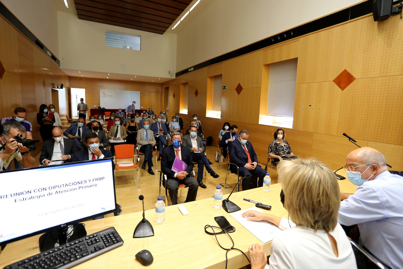 La consejera de Sanidad, Verónica Casado, se reúne con los presidentes de las diputaciones provinciales de Castilla y León para analizar la situación de la Atención Primaria en la Comunidad. Asiste, el vicepresidente de la Junta, Francisco Igea.