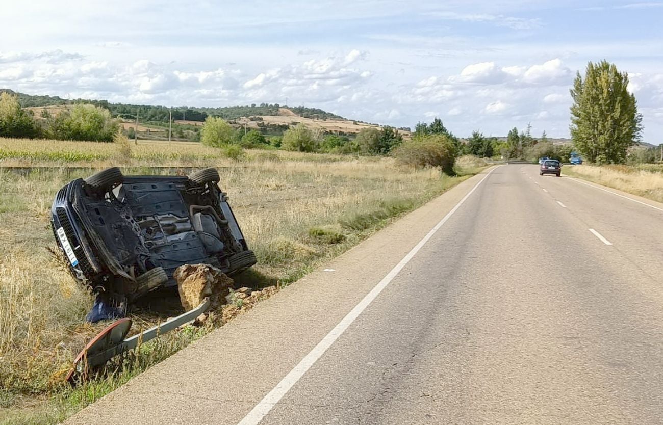 Una salida de vía se ha producido en la LE-420 hacia las 17.30 horas de este domingo. El ocupante no ha resultado herido, aunque el vehículo ha quedado volcado en la cuneta