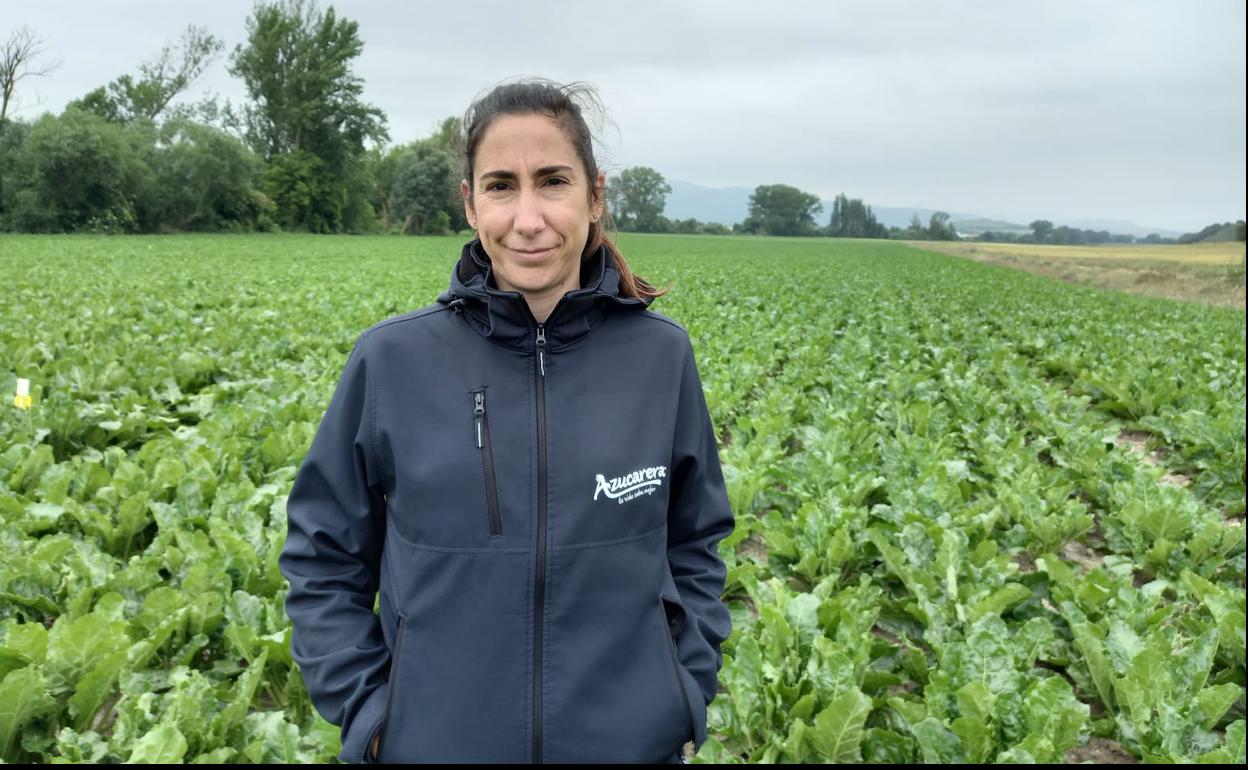 Isabel Boronat junto a una parcela de remolacha en la zona de Miranda. 