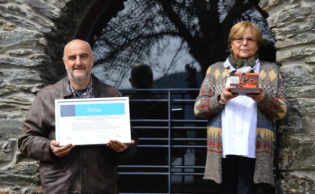 Mari Carmen Mallo, alcaldesa, y Alipio García de Celis, concejal de Medio Ambiente de Murias, con el premio.