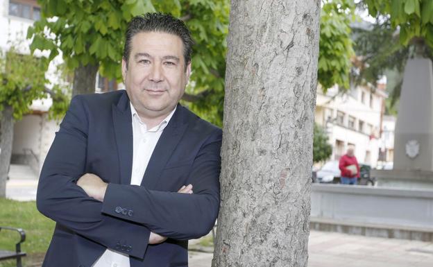 Luis Mariano Santos, en la Plaza del Ayuntamiento de Cistierna, su localidad natal. 