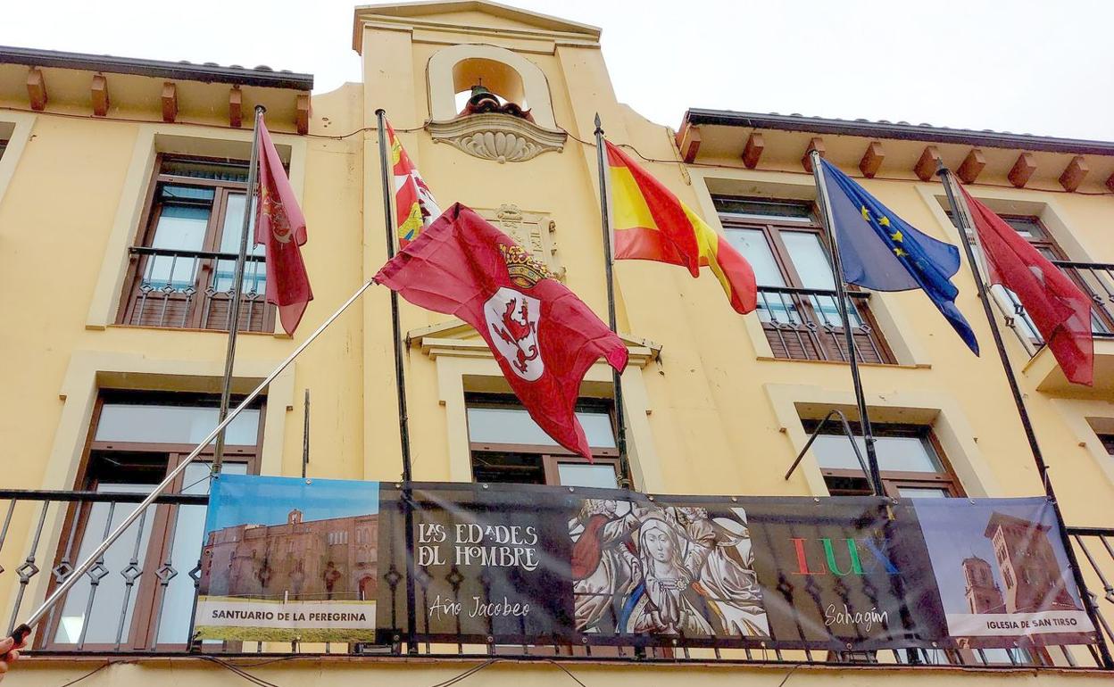 Fachada principal del Ayuntamiento de Sahagún durante la votación de la moción leonesista de este martes..