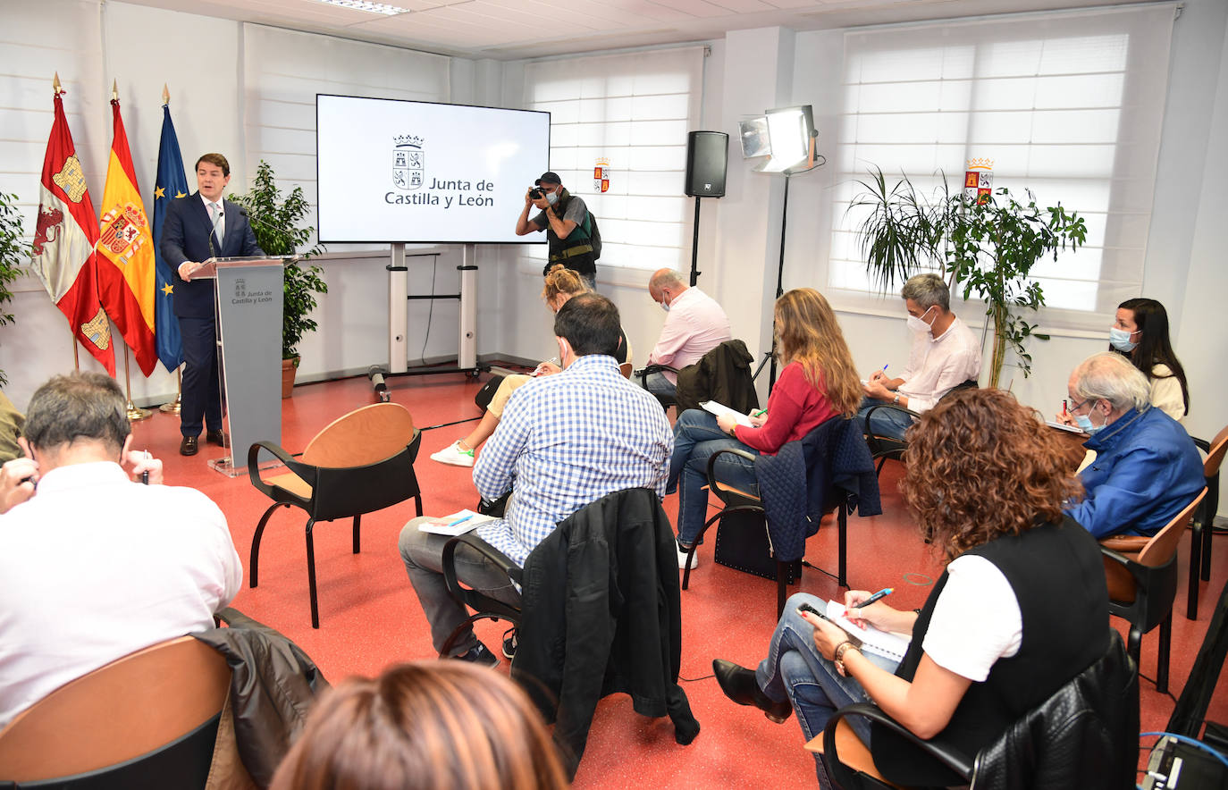 El presidente de la Junta de Castilla y León, Alfonso Fernández Mañueco, realiza una atención a los medios de comunicación en la sede de la Delegación Territorial de la Junta de Castilla y León en Burgos.