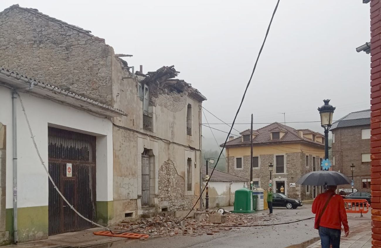 Susto en La Pola de Gordón por el derrumbe de la fachada de una vivienda abandonada.