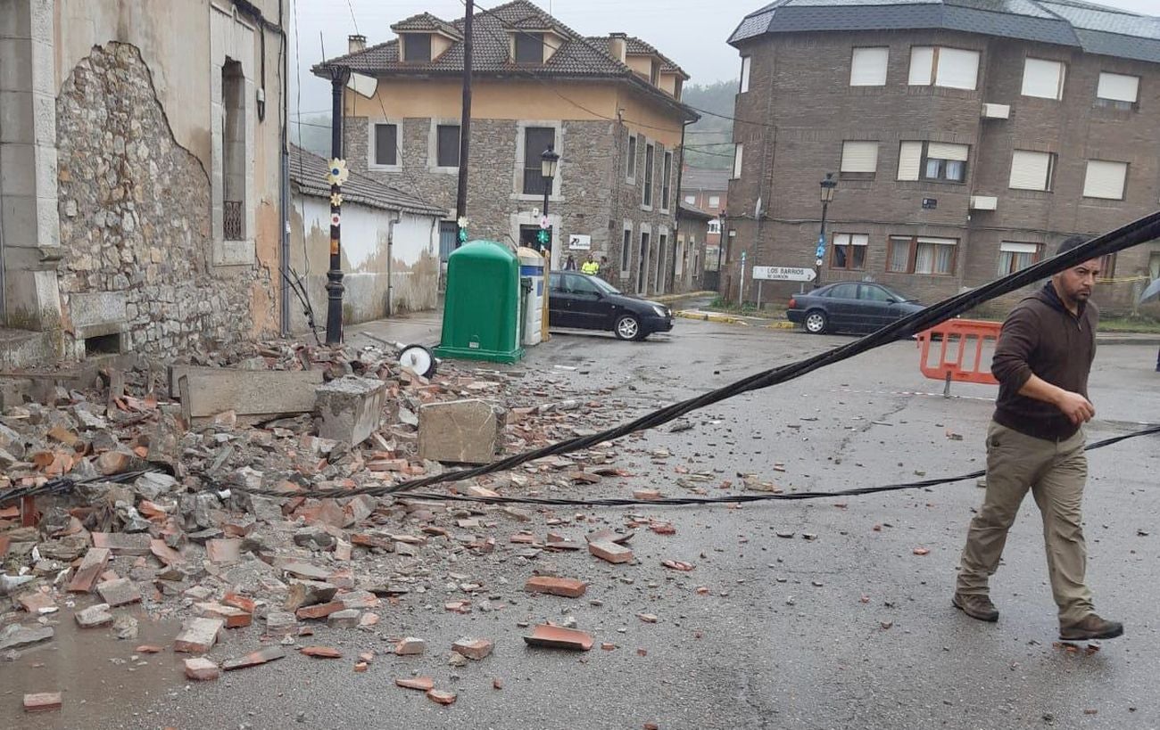 Susto en La Pola de Gordón por el derrumbe de la fachada de una vivienda abandonada.