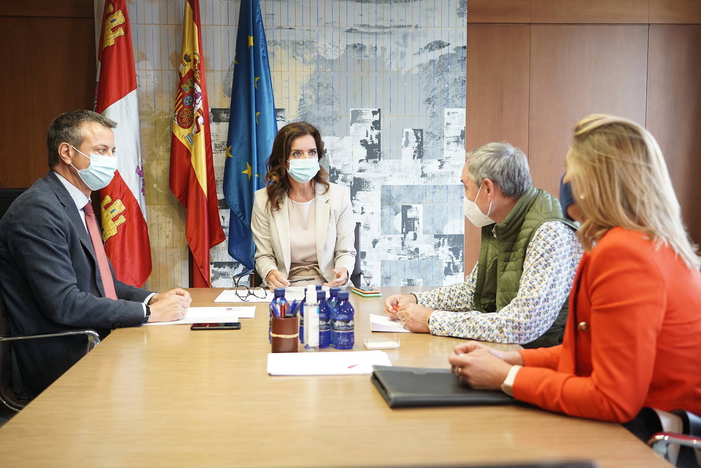 La consejera de Empleo e Industria, Ana Carlota Amigo, se reúne con la Federación de Empresarios de Imagen Personal y Peluquerías de Castilla y León.