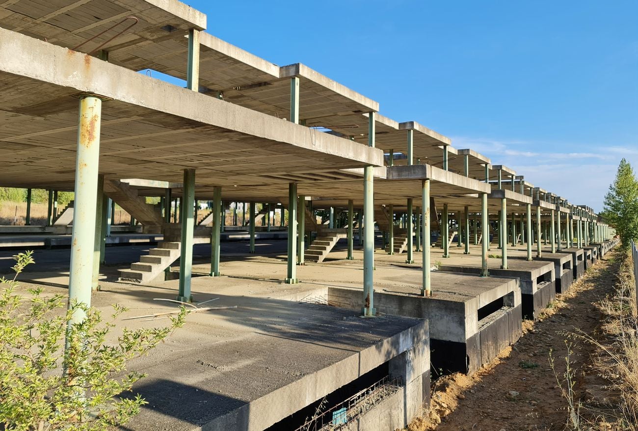 Fue un ejemplo mayúsculo del desorden y el descontrol de la construcción | La crisis atrapó a decenas de ahorradores y paralizó innumerables inmuebles que se quedaron 'en los huesos | Superada la crisis del ladrillo y la pandemia algunas de aquellas promociones son reactivadas | Una promoción paralizada por la crisis de Begar y ahora reactivada es el mejor ejemplo de la recuperación. 