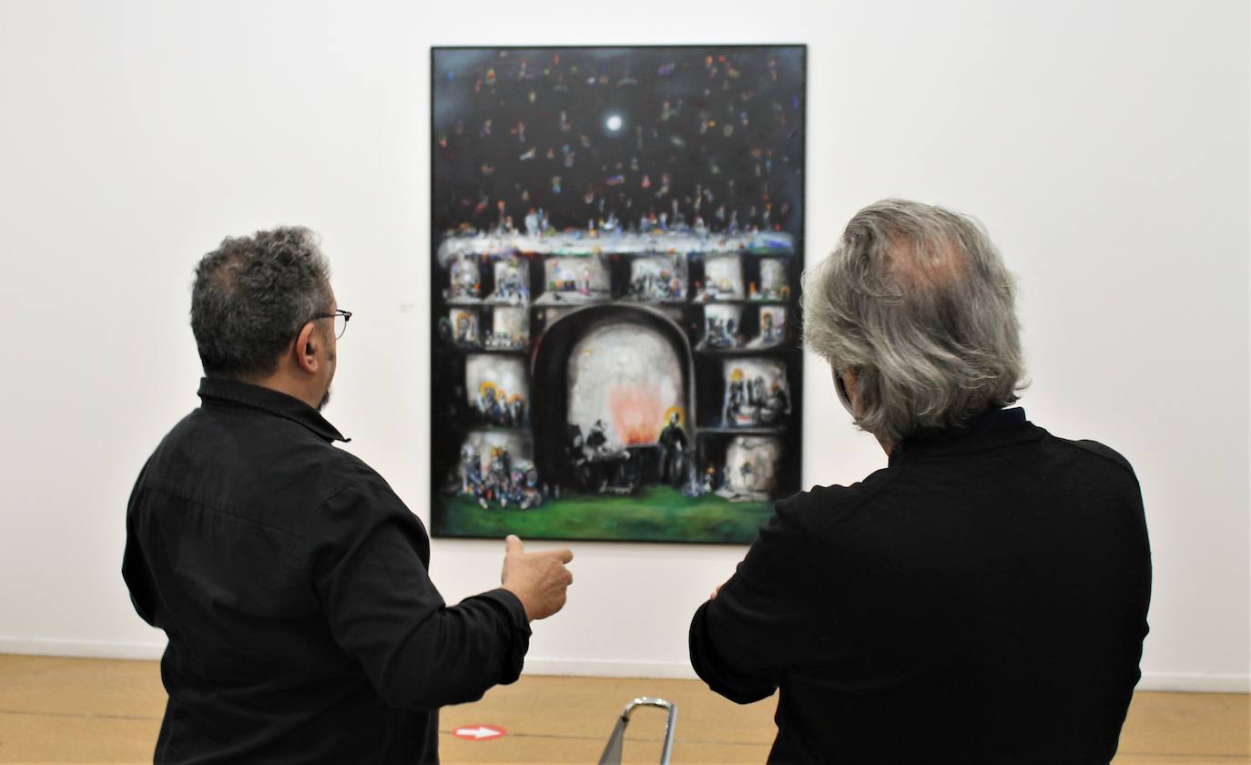 José de León explica una de sus obras durante la presentación. 