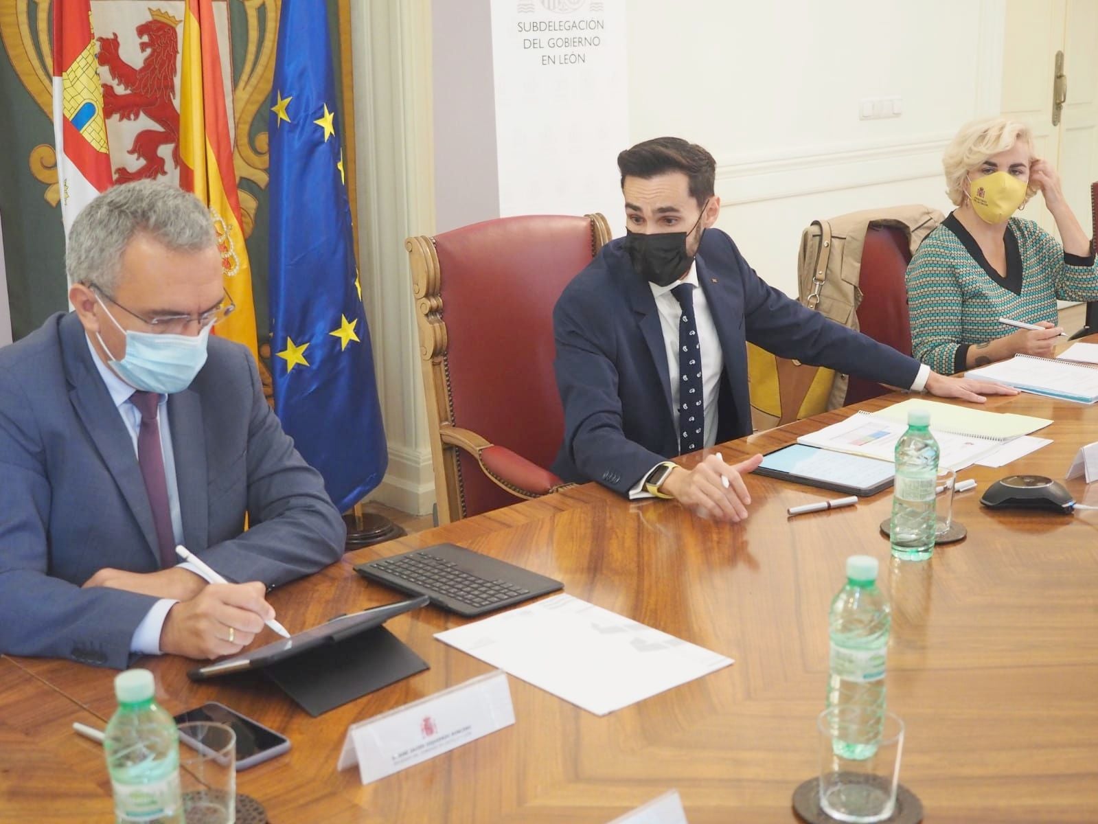 El secretario de Estado de Seguridad, Rafael Pérez, junto al delegado de Gobierno en Castilla y León, José Javier Izquierdo, y con los subdelegados en las nueve provincias para analizar la situación de la seguridad ciudadana en la comunidad autónoma. 