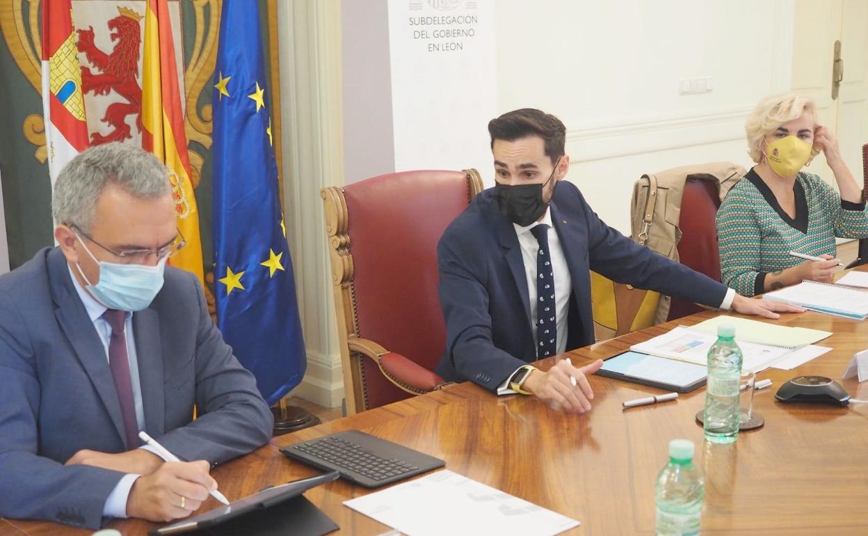 El secretario de Estado de Seguridad, Rafael Pérez, junto al delegado de Gobierno en Castilla y León, José Javier Izquierdo, y con los subdelegados en las nueve provincias para analizar la situación de la seguridad ciudadana en la comunidad autónoma. 