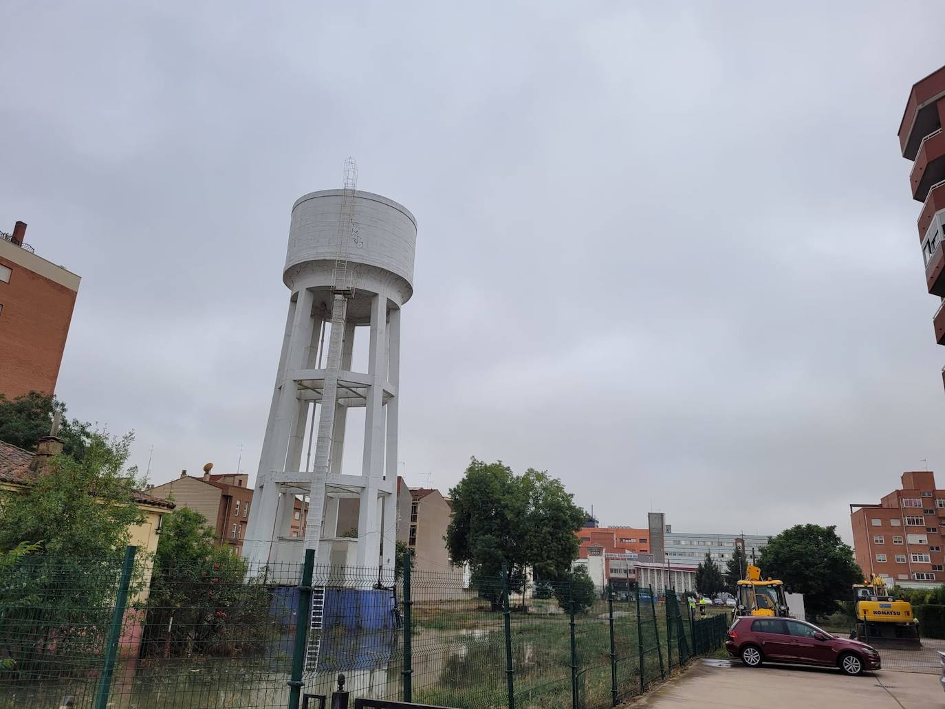 Un problema con el depósito de agua de León ubicado junto al término municipal de San Andrés deja sin agua a los vecinos y varios garajes inundados.