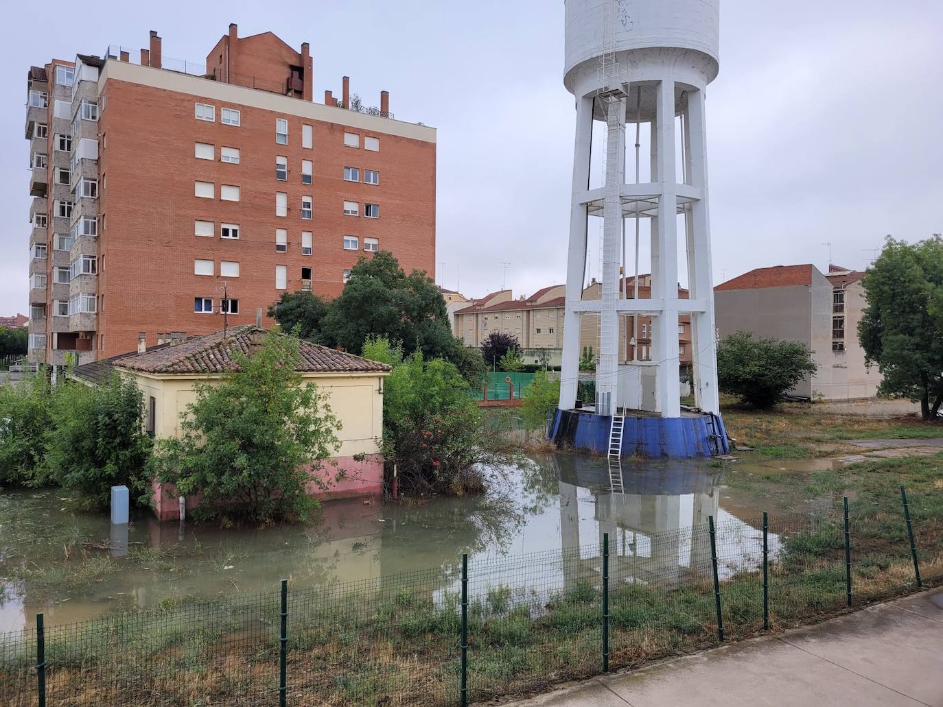 Un problema con el depósito de agua de León ubicado junto al término municipal de San Andrés deja sin agua a los vecinos y varios garajes inundados.