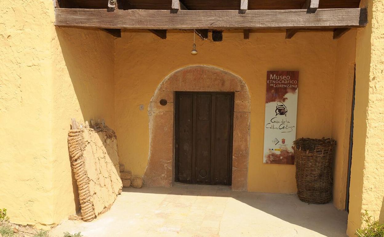 Imagen de la entrada principal al Museo Etnográfio de Lorenzana. 