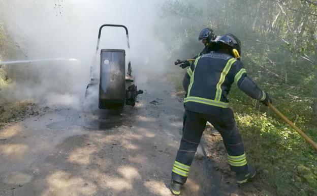 Bomberos de Ponferrada durante las labores de extinción. 