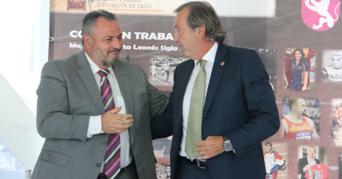 El atleta berciano ha recibido en el Hotel Abad San Antonio este galardón en un acto repleto de autoridades, prensa y deportistas