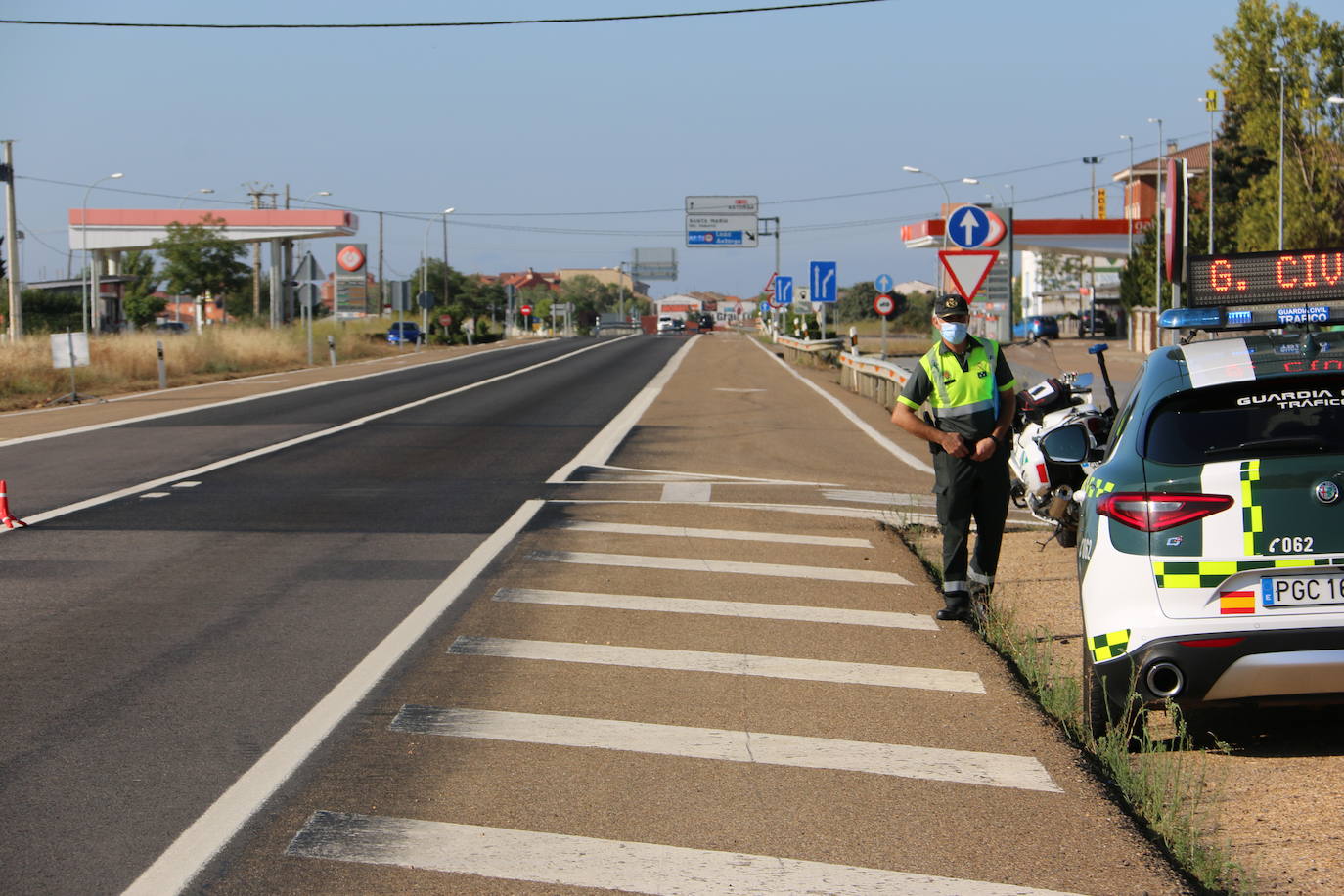 Campaña de control de distracciones en la conducción en la N-120 a su paso por Villadandogos del Páramo.