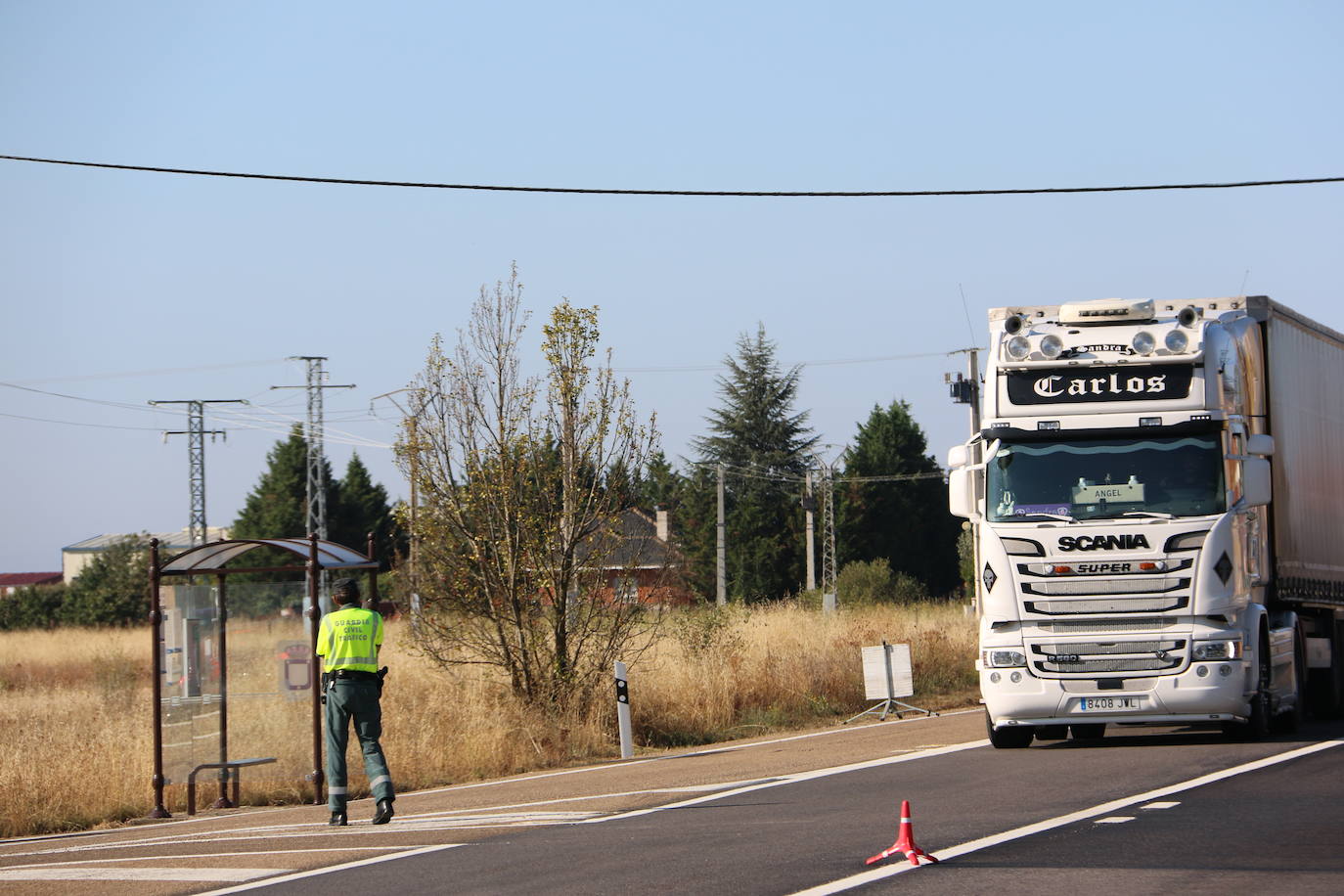 Campaña de control de distracciones en la conducción en la N-120 a su paso por Villadandogos del Páramo.