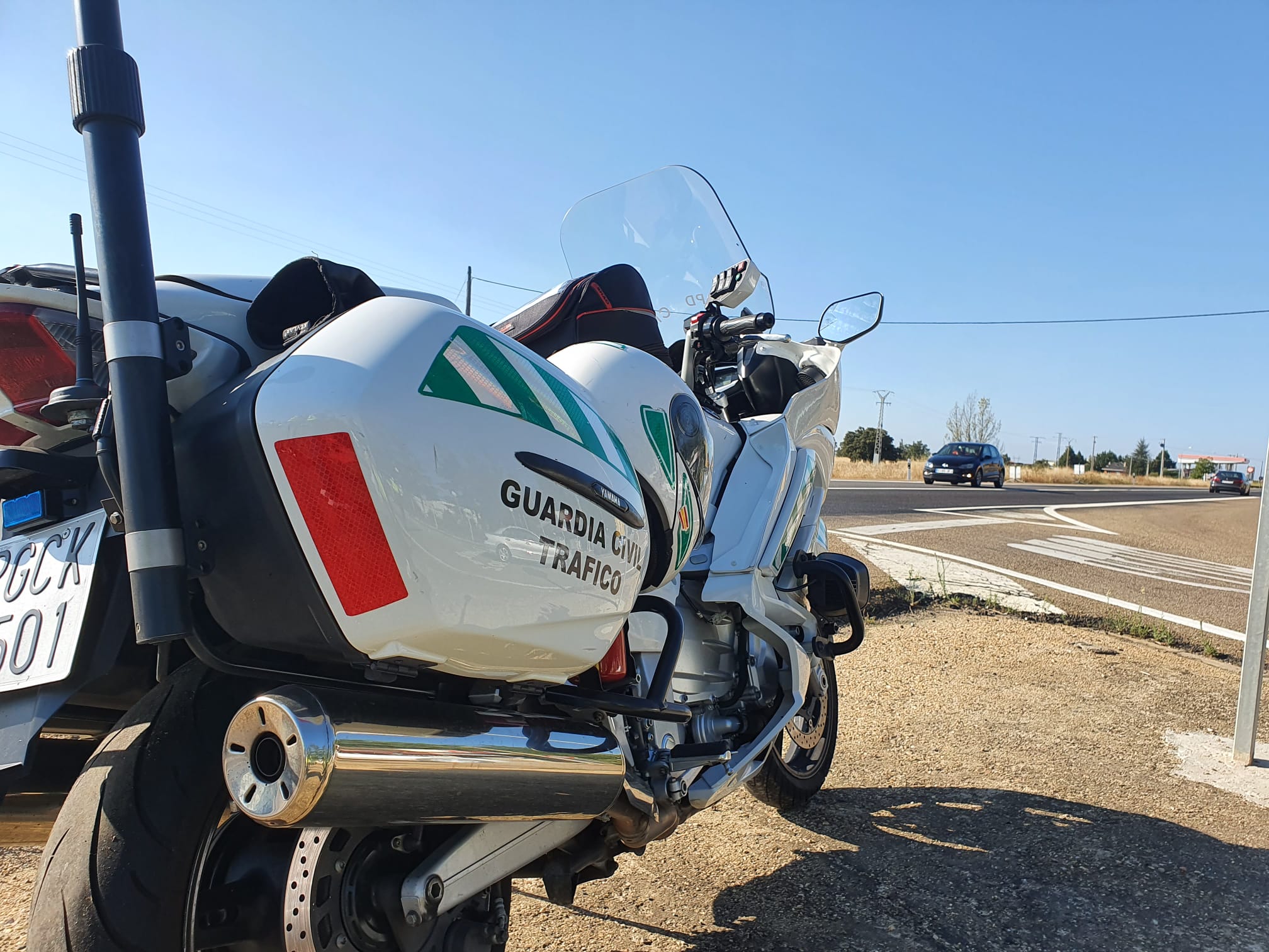 Campaña de control de distracciones en la conducción en la N-120 a su paso por Villadandogos del Páramo.