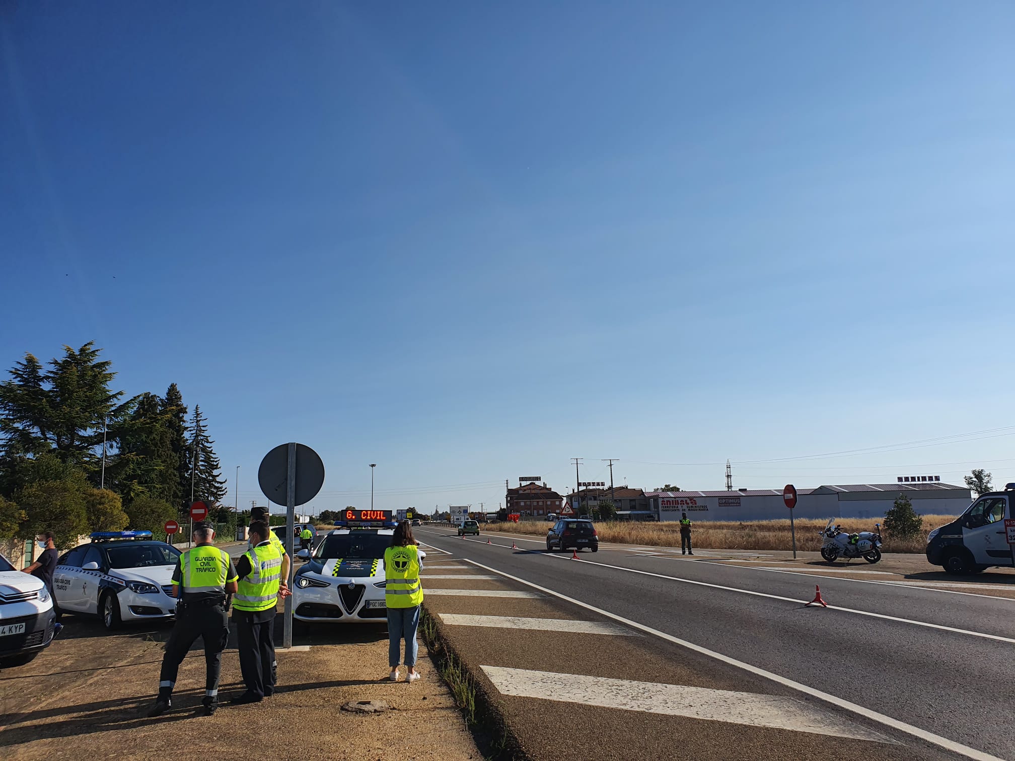 Campaña de control de distracciones en la conducción en la N-120 a su paso por Villadandogos del Páramo.