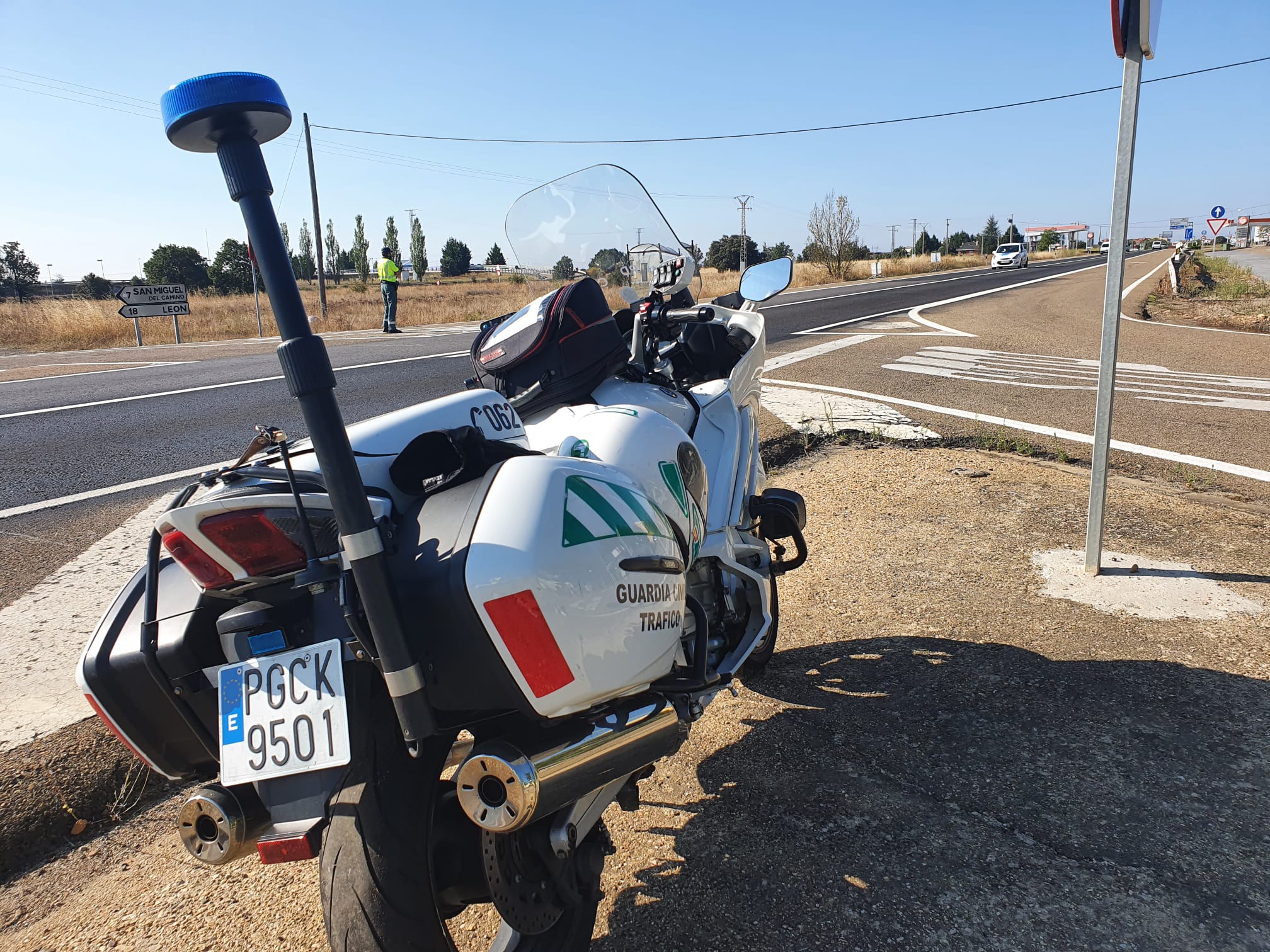 Campaña de control de distracciones en la conducción en la N-120 a su paso por Villadandogos del Páramo.