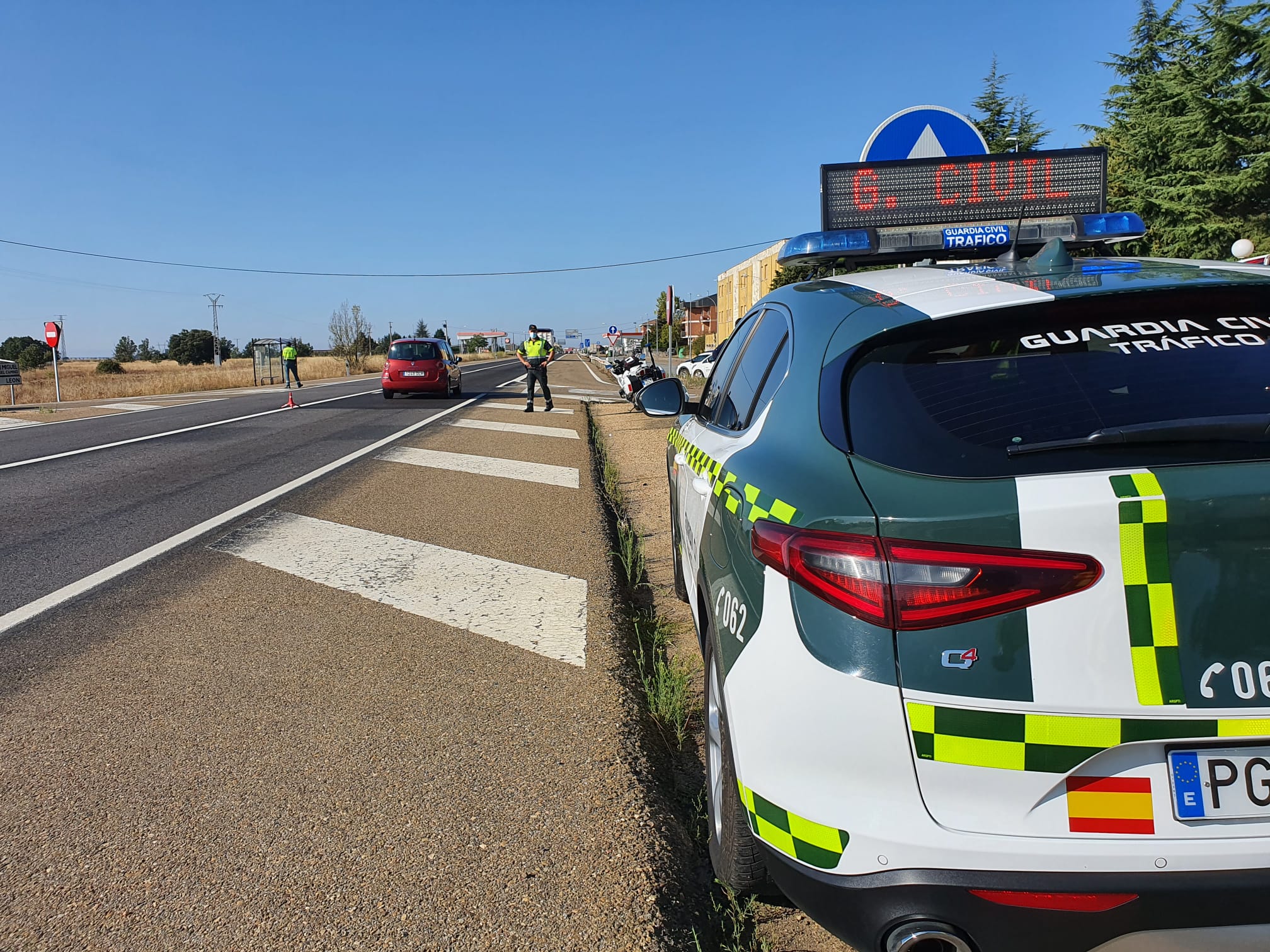 Campaña de control de distracciones en la conducción en la N-120 a su paso por Villadandogos del Páramo.