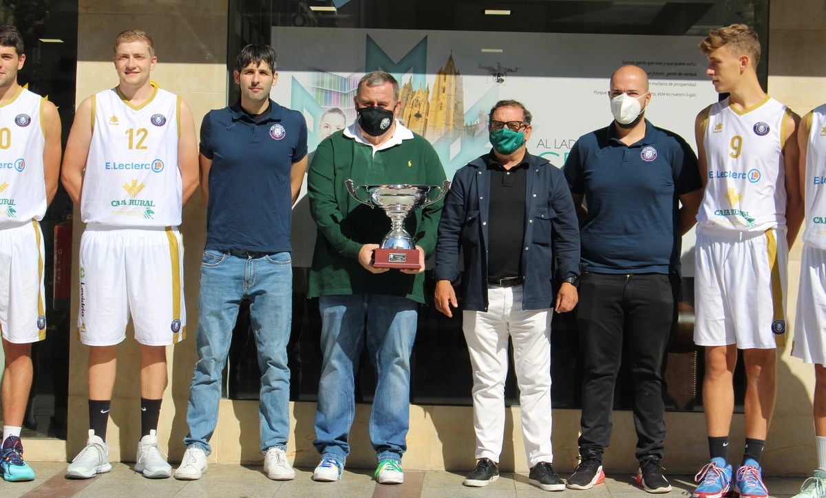 La sede de la entidad bancaria en Ordoño II ha sido el escenario de la foto oficial del equipo leonés.