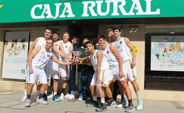 Los jugadores del Caja Rural E. Leclerc Reino de León posan con la Copa EBA lograda el pasado fin de semana.