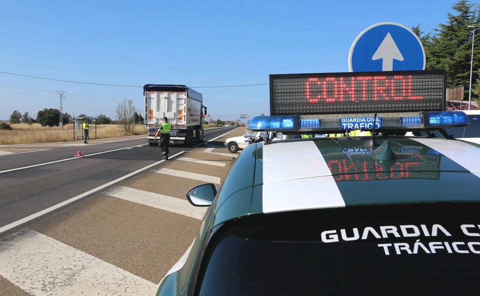 Campaña de control de distracciones en la conducción en la N-120 a su paso por Villadangos del Páramo.