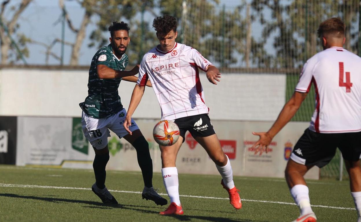 Un lance del partido inaugural de la temporada del Júpiter, ante el Guijuelo.