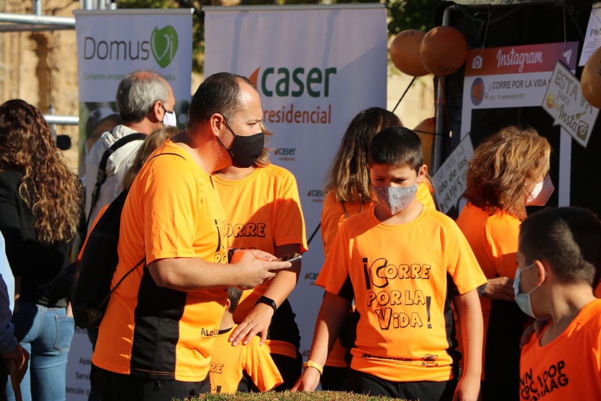 La VIII edición de la carrera solidaria de Alcles ha congregado a decenas de personas en la explanada de San Marcos para visibilizar la lucha contra las enfermedades de la sangre.