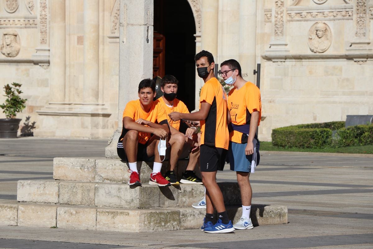 La VIII edición de la carrera solidaria de Alcles ha congregado a decenas de personas en la explanada de San Marcos para visibilizar la lucha contra las enfermedades de la sangre.