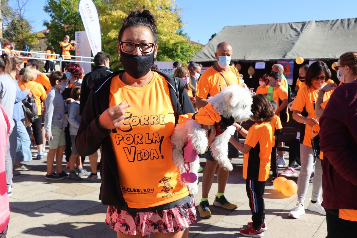 La VIII edición de la carrera solidaria de Alcles ha congregado a decenas de personas en la explanada de San Marcos para visibilizar la lucha contra las enfermedades de la sangre.
