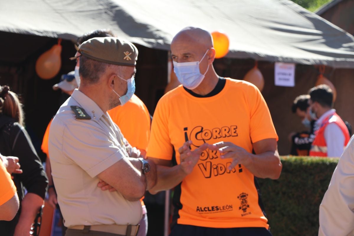 La VIII edición de la carrera solidaria de Alcles ha congregado a decenas de personas en la explanada de San Marcos para visibilizar la lucha contra las enfermedades de la sangre.
