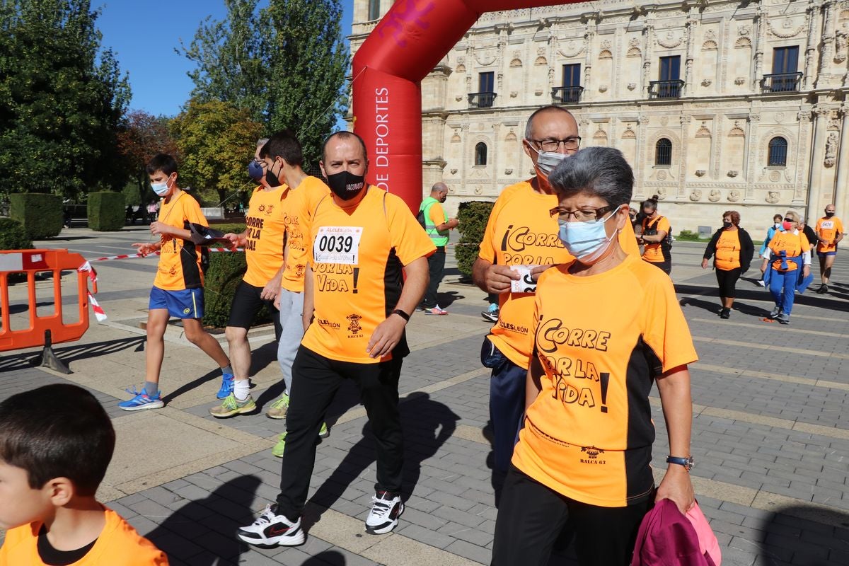 La VIII edición de la carrera solidaria de Alcles ha congregado a decenas de personas en la explanada de San Marcos para visibilizar la lucha contra las enfermedades de la sangre.