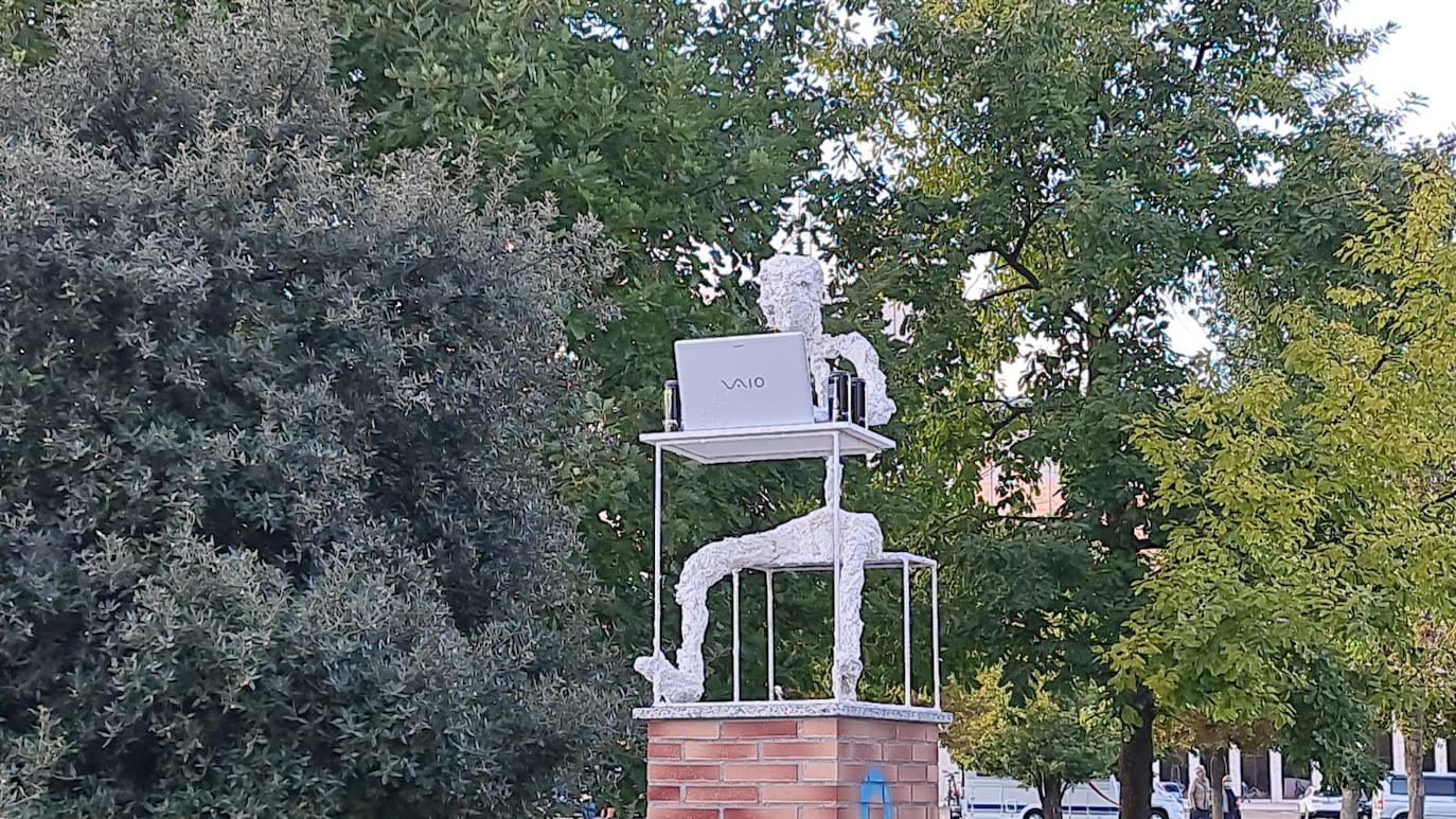 Una nueva escultura adorna la ciudad. 