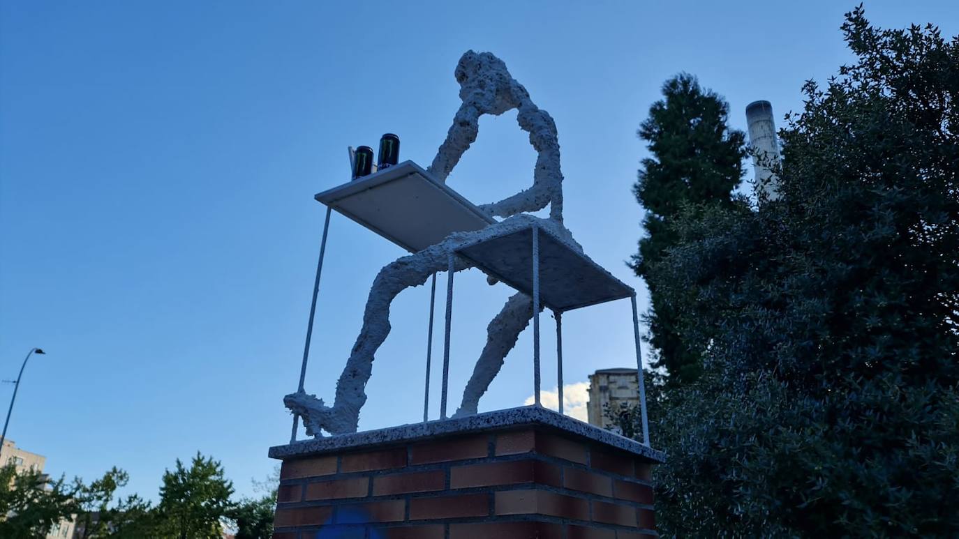 Una nueva escultura adorna la ciudad. 