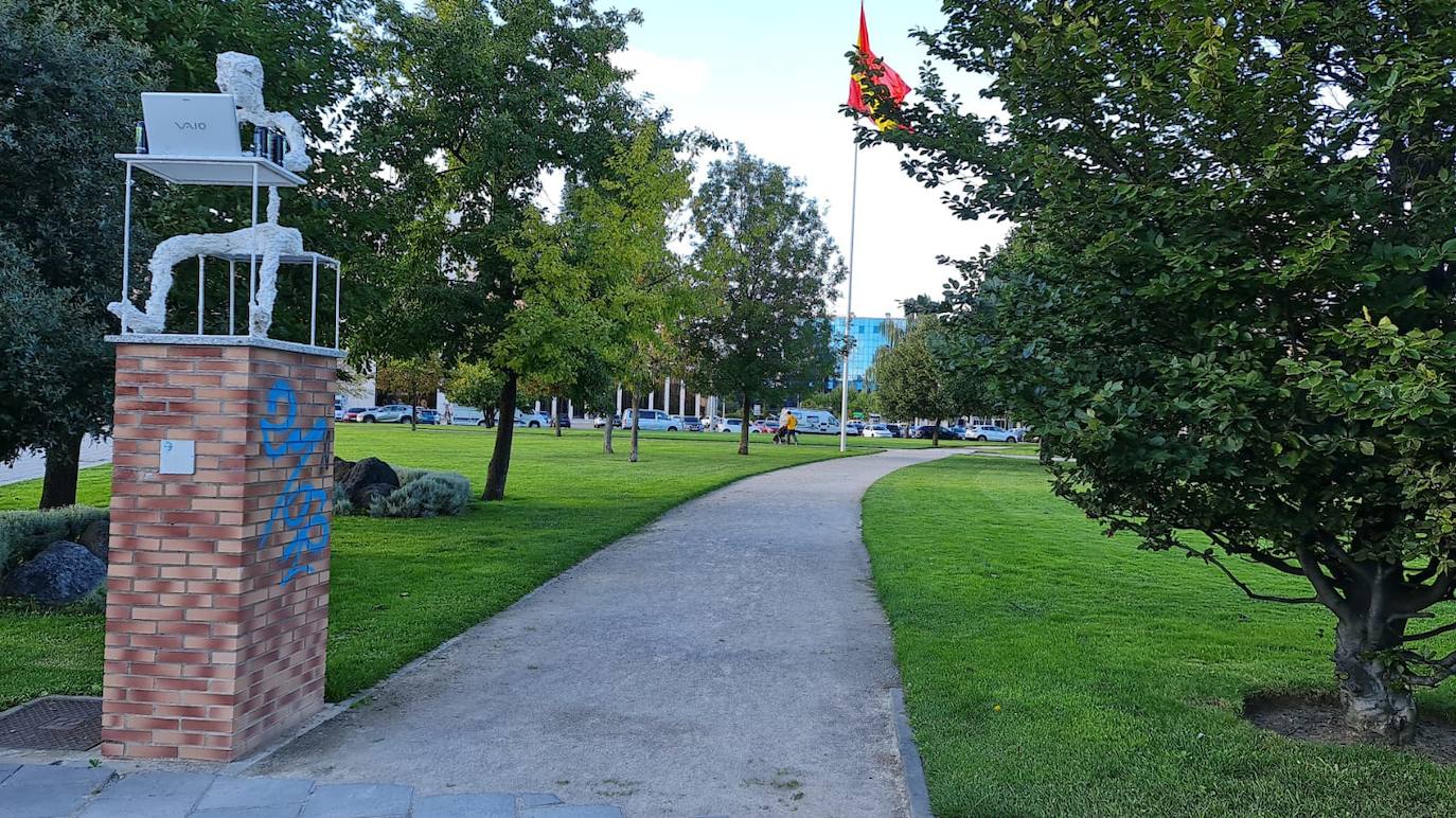 Una nueva escultura adorna la ciudad. 