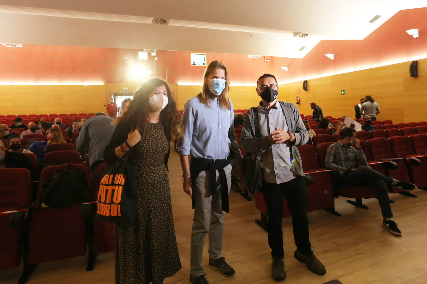 El coordinador autonómico de Podemos Castilla y León, Pablo Fernández; la diputada Sofía Castañón, y Juan Carlos Monedero participan en el acto 'Encuentro con la militancia' que se celebra en Valladolid.