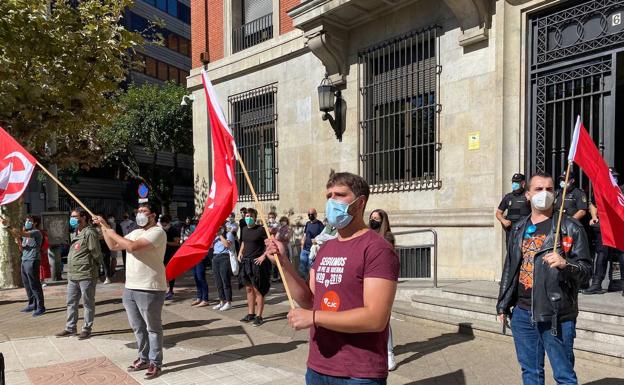 Galería. Medio centenar de personas participaron en la concentración.