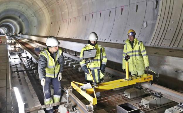 Imagen de las obras para la colocación de las traviesas en el interior de la Variante. 