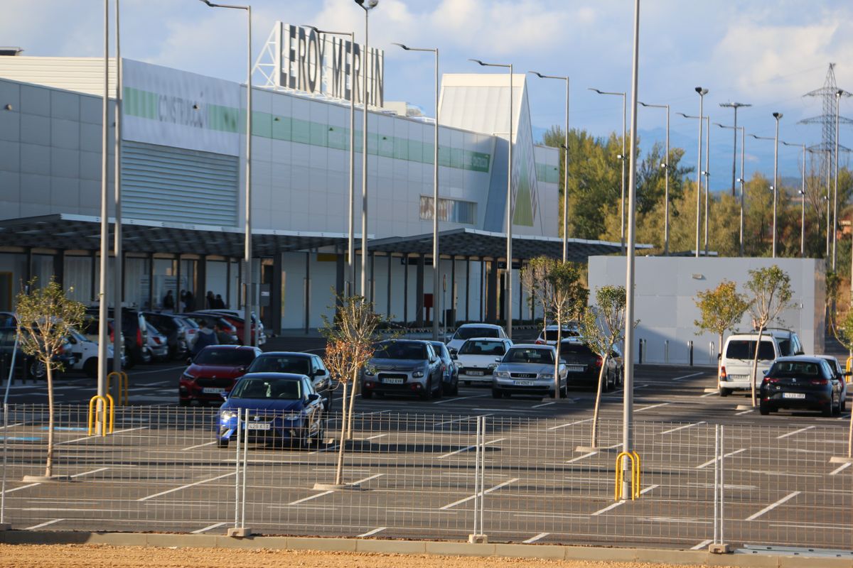 La firma deportiva ya muestra sus colores en la nave del nuevo Centro Comercial Reino de León.