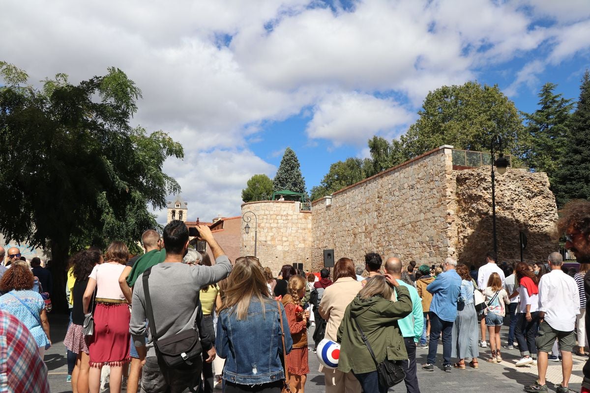 El tributo a La Oreja de Van Gogh 'El Viaje de Copperpot' ha ofrecido un concierto en honor a la banda donostiarra en el entorno de la muralla de El Cid.