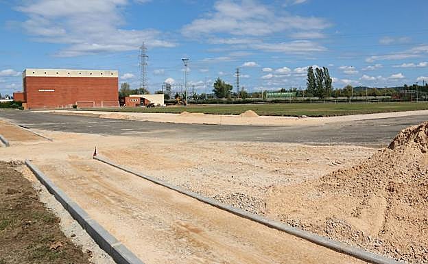Obras en las pistas de atletismo de la Universidad de León.