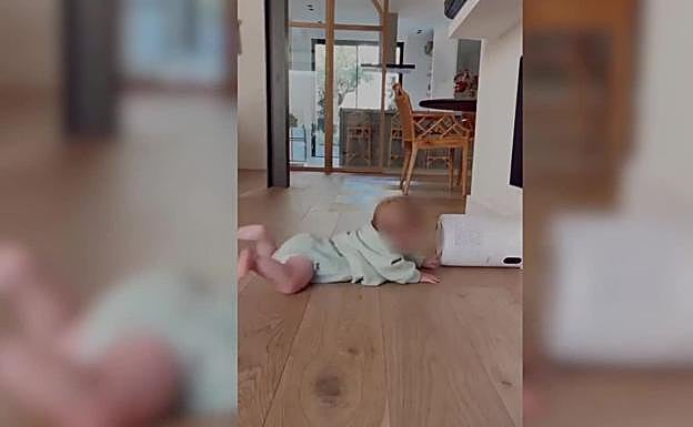 El hijo de María Pombo ya intenta dar sus primeros pasos